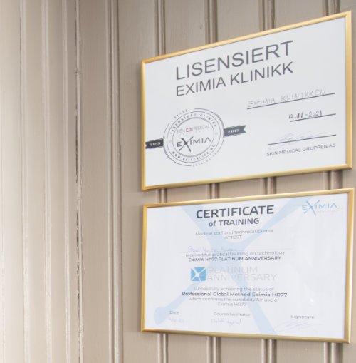 Diplomet Lisensiert Eximia Klinikk og sertifikat for Eximia HR77 på veggen hos Clinic Luna